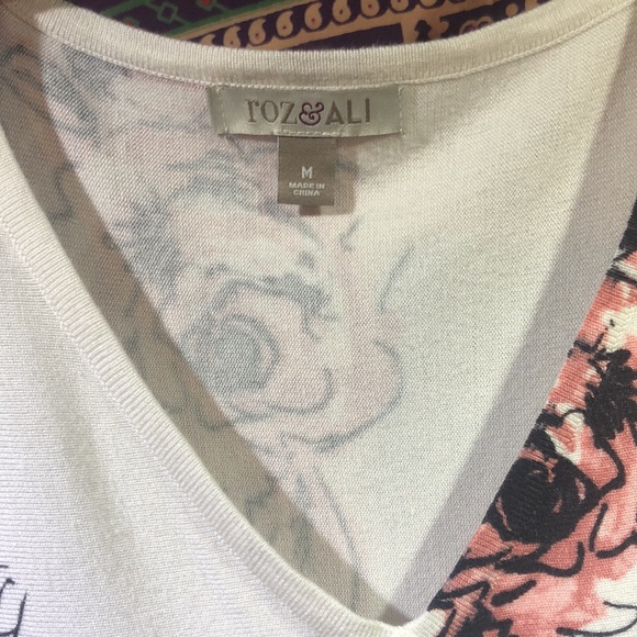 Roz & Ali v-neck sweater with open shoulder slits , white with rose print - Picture 3 of 4